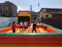 Öğrenciler okul bahçesine kurulan şişme oyun parkı ile eğlendiler