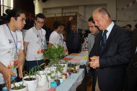 Öğrenciler Okulda sera kurup sebze yetiştiriyor